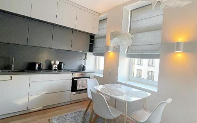 Comfortable 1 BD Old Town Apartment by Hostlovers