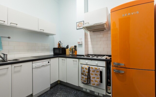 Spacious Leith Flat For 4 W/ Skyline View