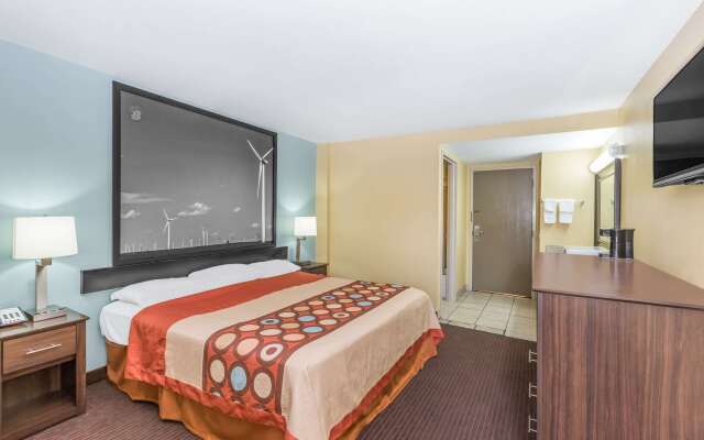 Super 8 by Wyndham Wichita Airport