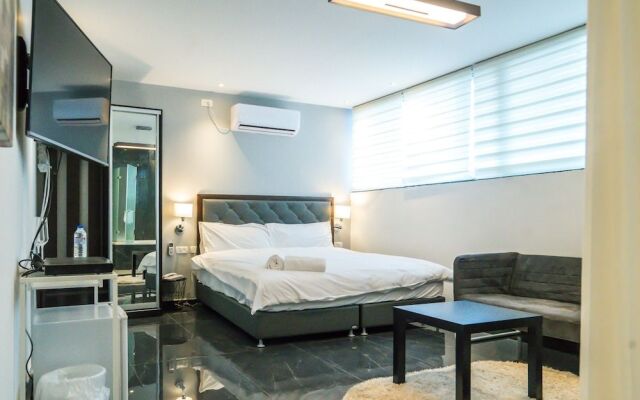 Lago Suites Hotel