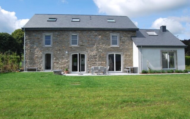 Characteristic Arden Farmhouse With Valley Views