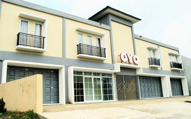 OYO 1927 The Village Syariah