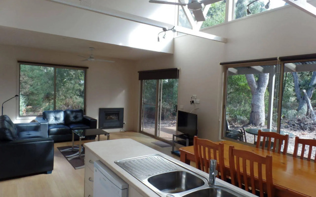 Waterfront Retreat At Wattle Point