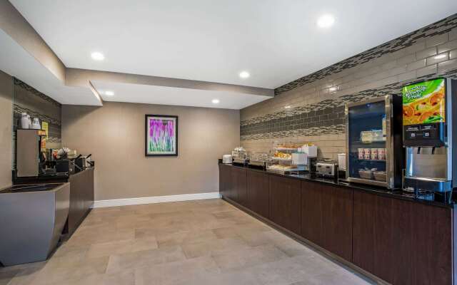 La Quinta Inn & Suites by Wyndham Hartford - Bradley Airport