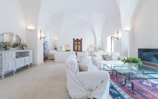 Elegant Farmhouse With Swimming Pool - Beahost