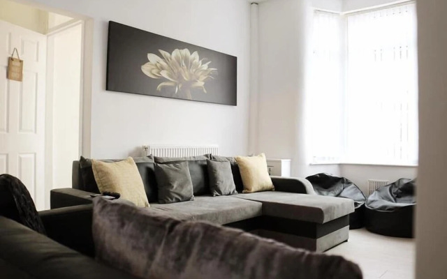 Modern Liverpool House Sleeps 12 Netflix