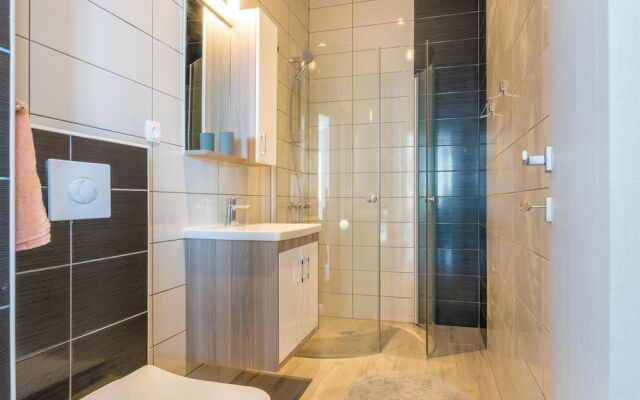 Awesome Home in Mavarstica with WiFi, 7 Bedrooms, Hot Tub