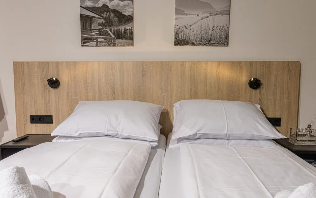 Hilltop Apartment in Viehhofen With hot tub