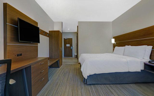 Holiday Inn Express & Suites Lenexa - Overland Park Area by IHG