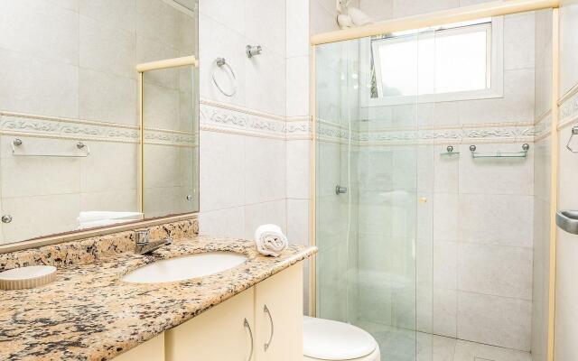 Apto c/churrasq a 10min da praia de Jurerê RFL203