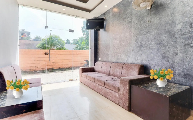 Super OYO 92578 HOTEL LA PLAZO
