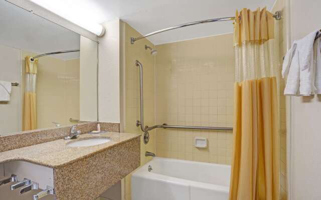 Days Inn by Wyndham Norfolk Military Circle