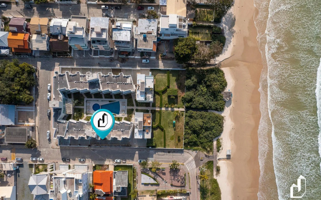 Duplex com piscina à beira mar e 03 suítes
