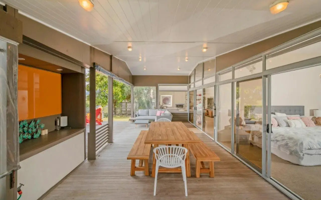 Sanctuary By The Water - Matarangi Holiday Home