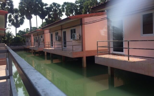 Palm Payom Village Resort