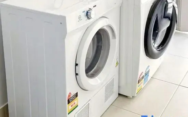 Modern Clyde House Smart TV*Dryer
