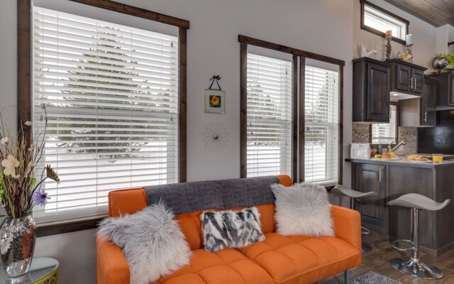 Hickory-dickory Hollow