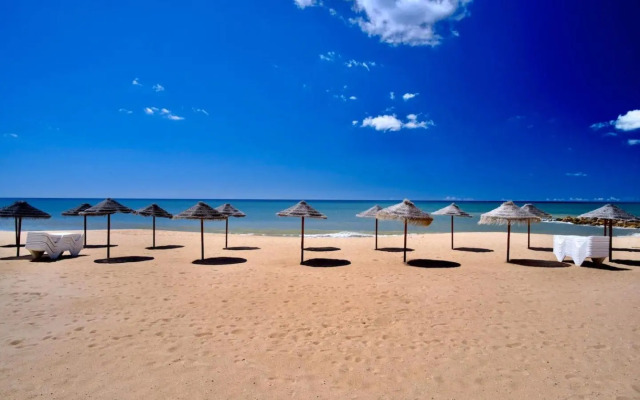 Modern ocean view apt 2 min walk to beach