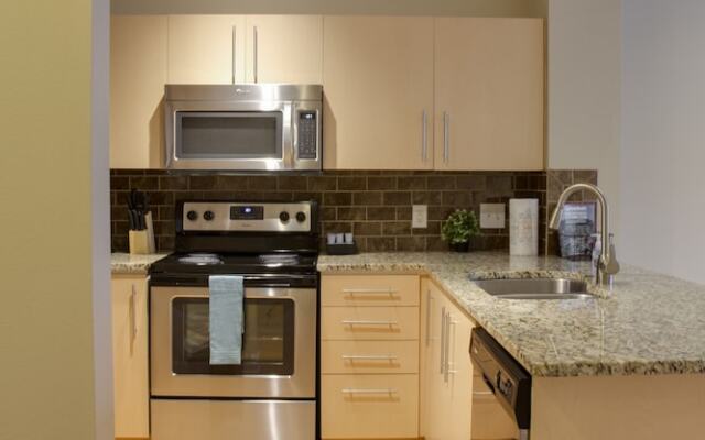 Southend 1 BR Apt with Parking by Frontdesk