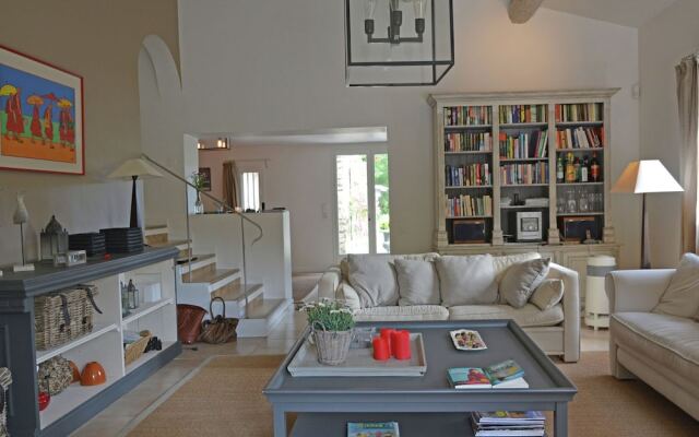 Cozy Villa in Menerbes with Swimming Pool