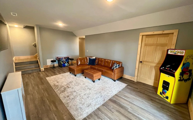 Wintergreen Chesnut Hot-tub Arcade Fireplace