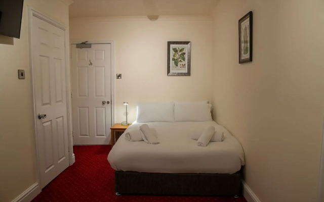 The Knighton Apartment by Paymán Club