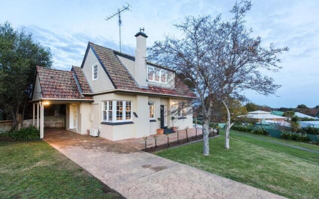 Byrne House - Modern-rustic Fireplace Wi-fi