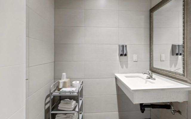 Le Blanc Inn & Suites