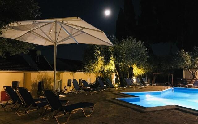 Olive Grove Poolside Apartments