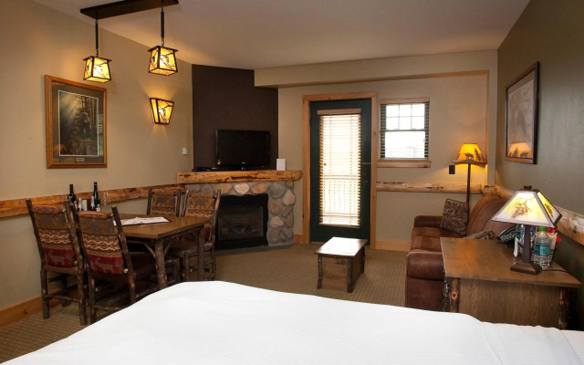 Hope Lake Lodge & Indoor Waterpark