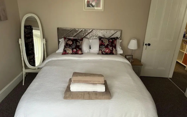 3 Bed Flat - Sleeps 6 - Parking - Wifi