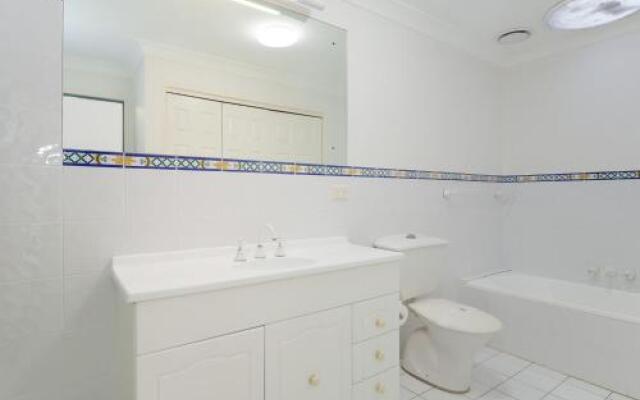 2 'Paradiso', 4 Laman Street - beautiful unit with stunning water views & pool