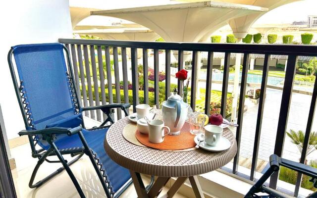 Luxury hotel apartment with pools in front AUC