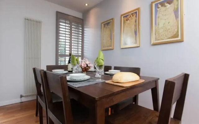 Holyrood Residence - Luxury Apartment With Parking