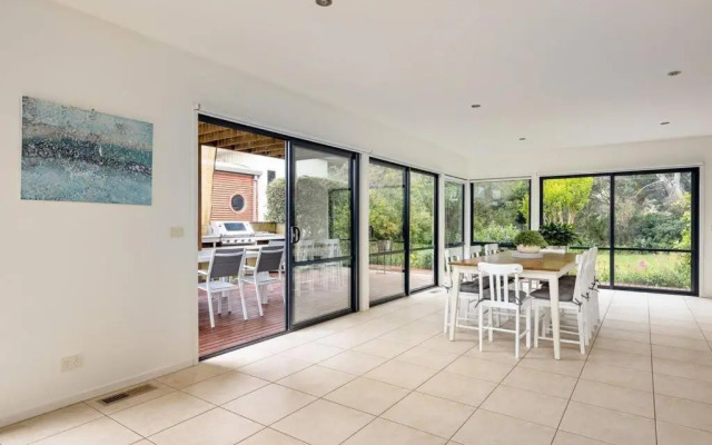 Sea Haven: coastal views, family retreat