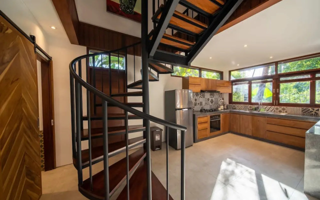 Jungle Wooden Villa, 3 BR, Ubud With Staff