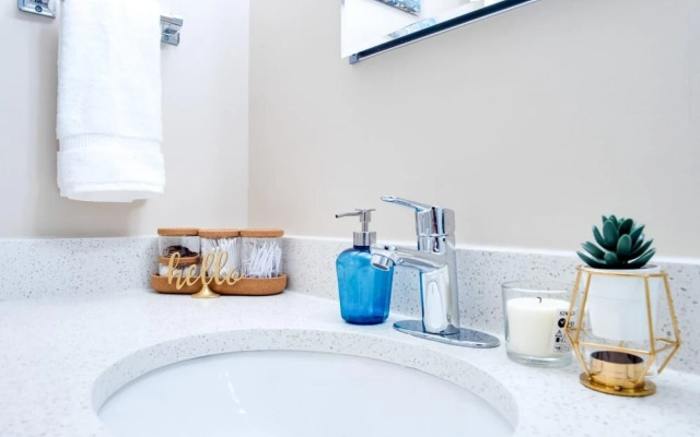 Gorgeous 2Br Condo w Parking Patio Coffee
