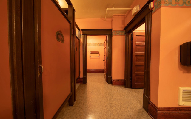 McMenamins Hotel Oregon