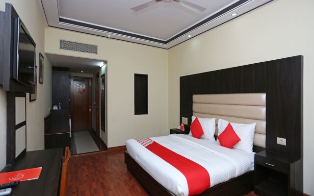 OYO 16125 Eiffel Grand Hotel