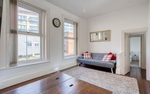 Spacious 2bed for 4p, 2mins to Paddington Station