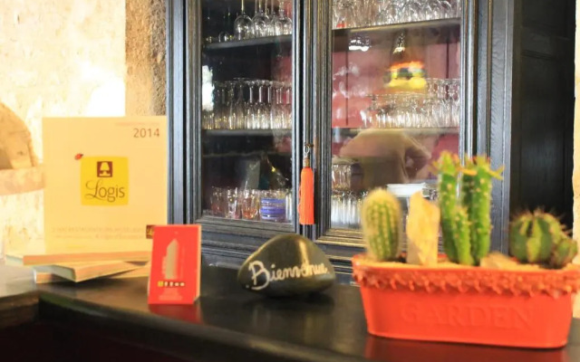 Logis Hotels  Auberge De La Tour   Hôtel Et Restaurant