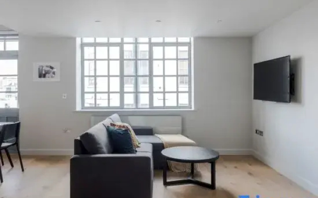 The Eyre Suite Three - Farringdon - by Frankie