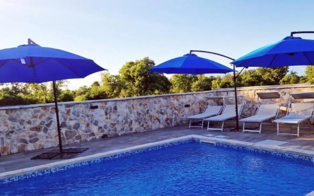 Authentic Stone House Stela & Lea