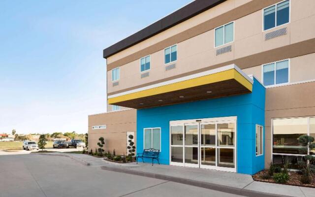 Super 8 By Wyndham Beaumont I-10/Walden Rd