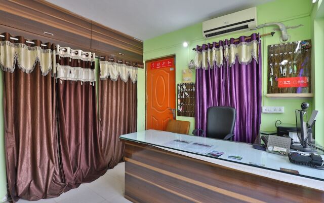 OYO 24833 Hotel Silver