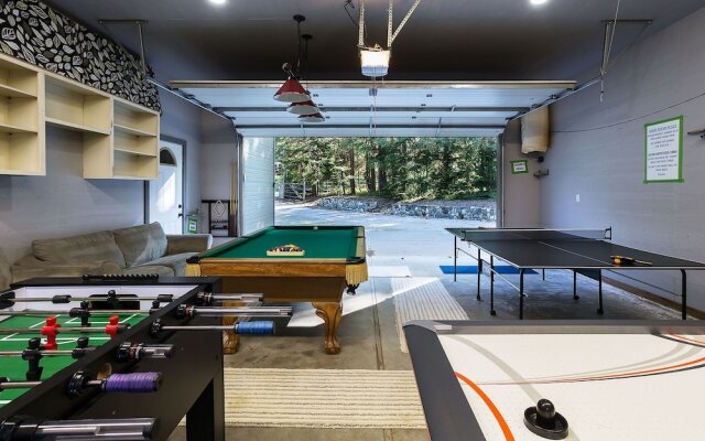 Riffle River Lodge 3 Bedroom Home by NW Comfy Cabins by RedAwning