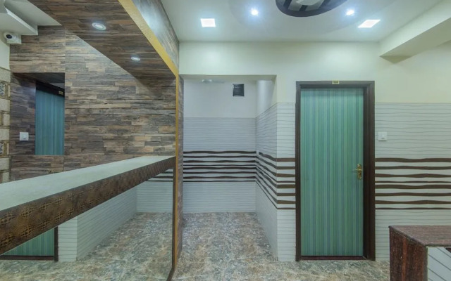 OYO 10016 Hotel Golden Inn