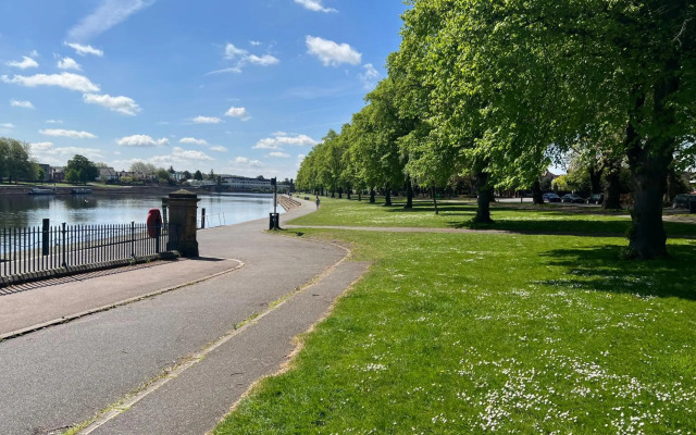 Comfortable King Bed - location - leisure - Contractors - Parking