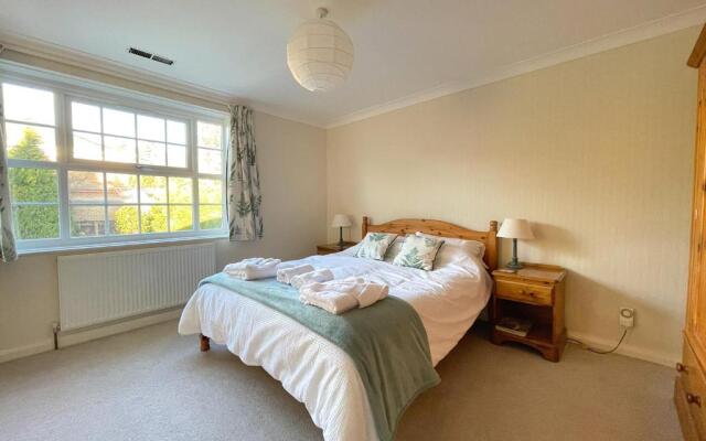 Spacious 4 Bedroom House with Garden