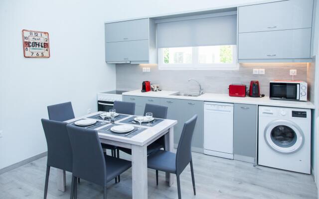 Sunny and Minimal apt in Glyfada With 3 Bdrm
